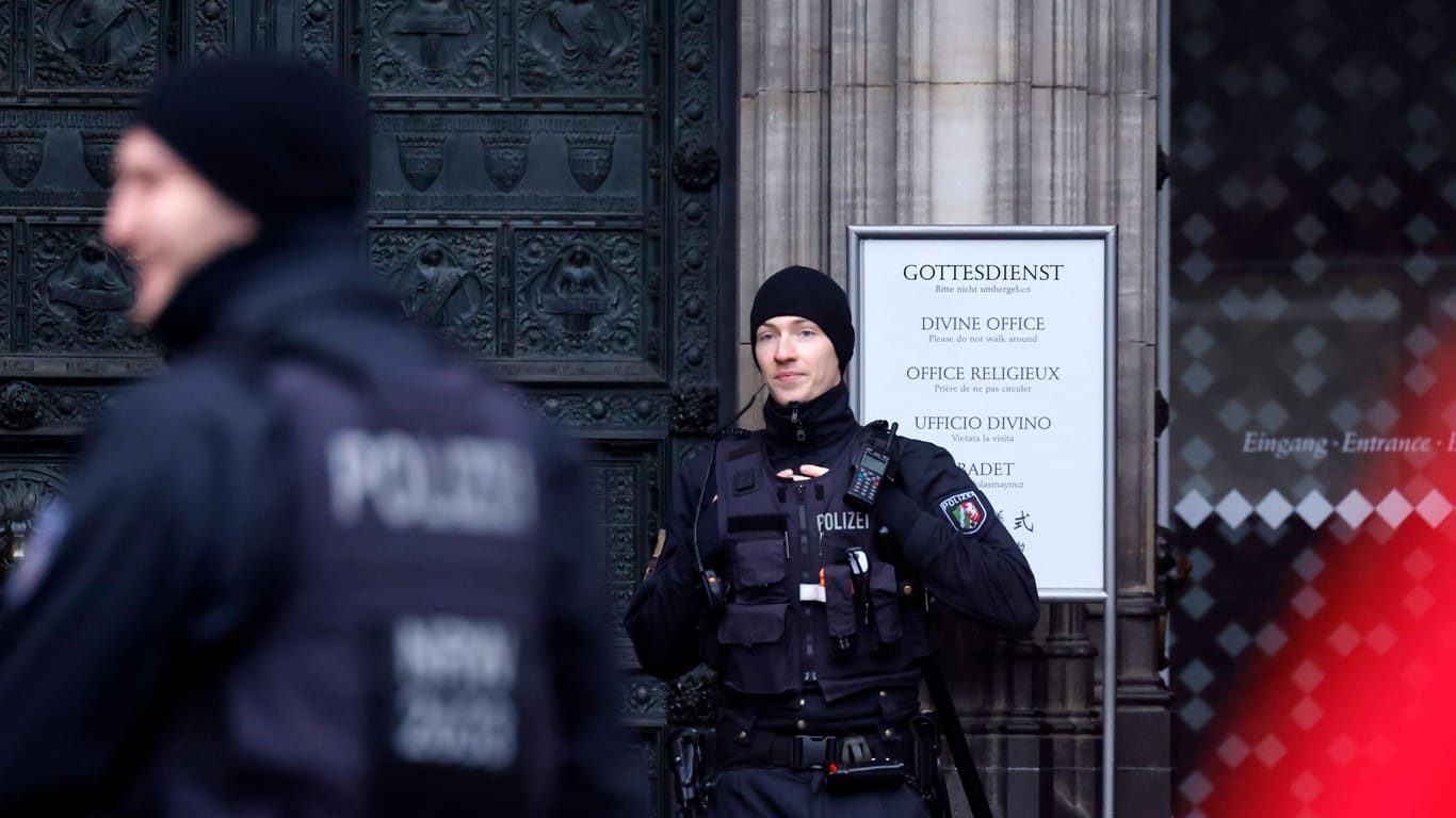 Polizisten bewachen den Kölner Dom: An Silvester soll der ISPK Anschläge geplant haben.