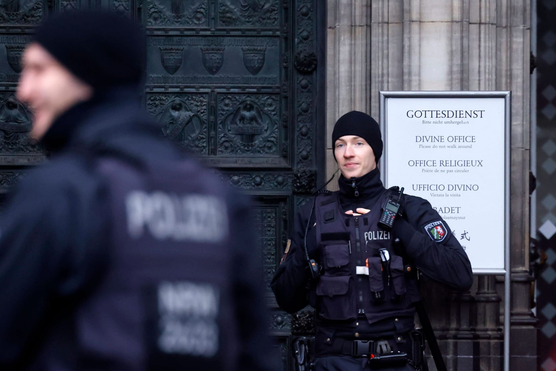 Polizisten bewachen den Kölner Dom: An Silvester soll der ISPK Anschläge geplant haben.