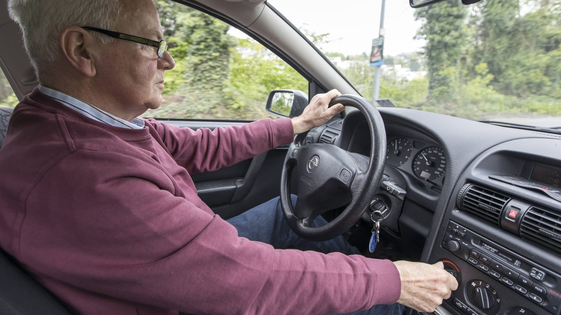 Nicht immer braucht man den Pannenhelfer: Manchmal bringen Sie ein Auto ganz einfach selbst wieder in Gang.