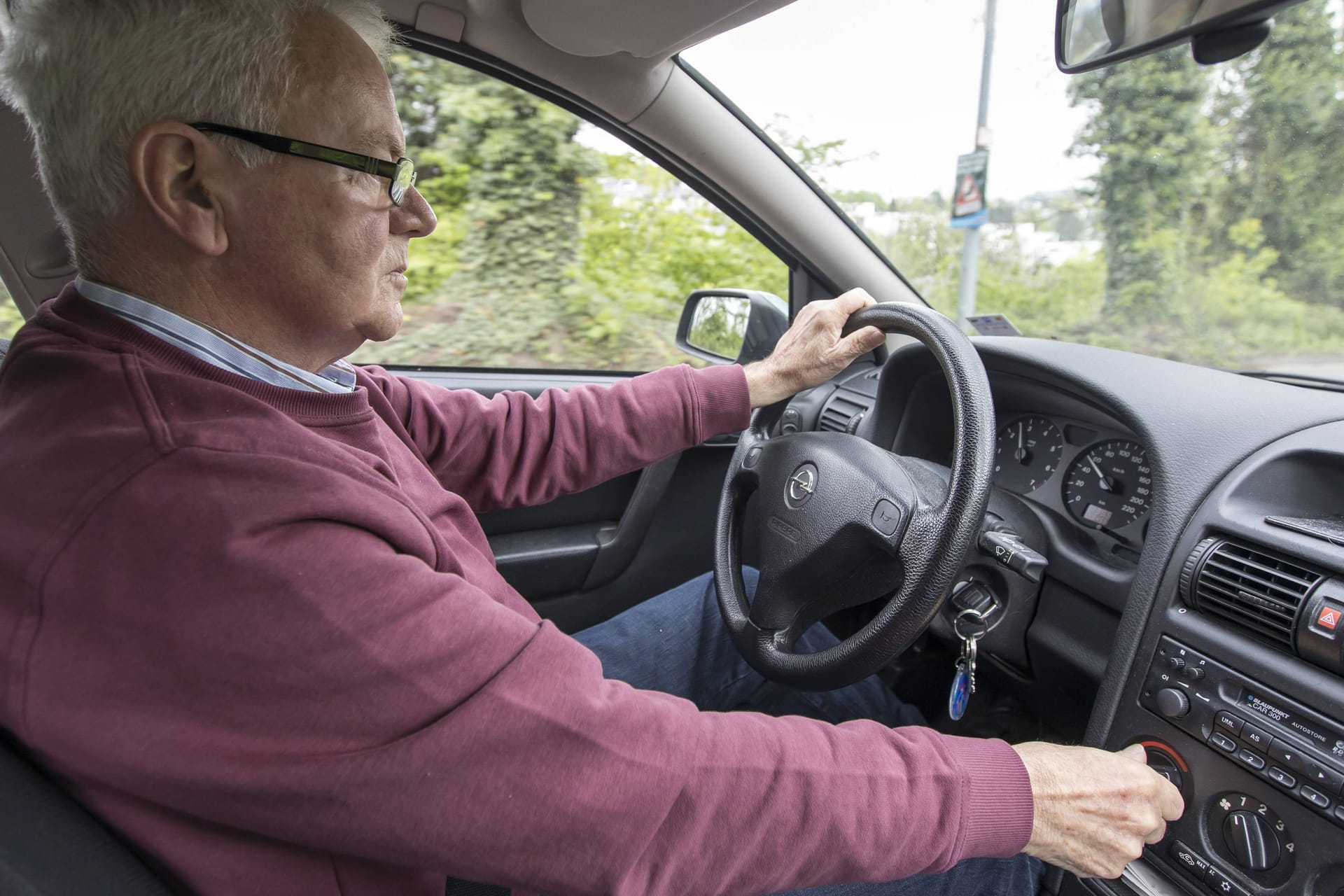 Nicht immer braucht man den Pannenhelfer: Manchmal bringen Sie ein Auto ganz einfach selbst wieder in Gang.