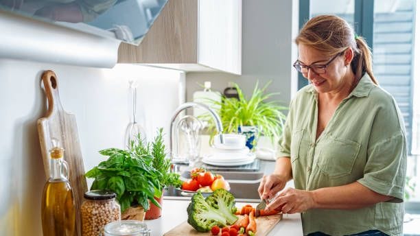 Essen zubereiten: Beim Intervallfasten sind keine Lebensmittel tabu.