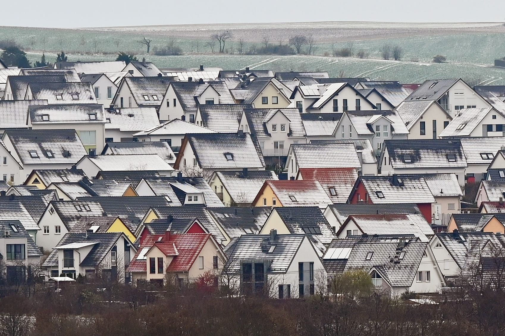 Verschneite Einfamilienhäuser (Symbolbild): Wer etwas an seinem Eigentum geändert hat, muss das dem Finanzamt mitteilen.