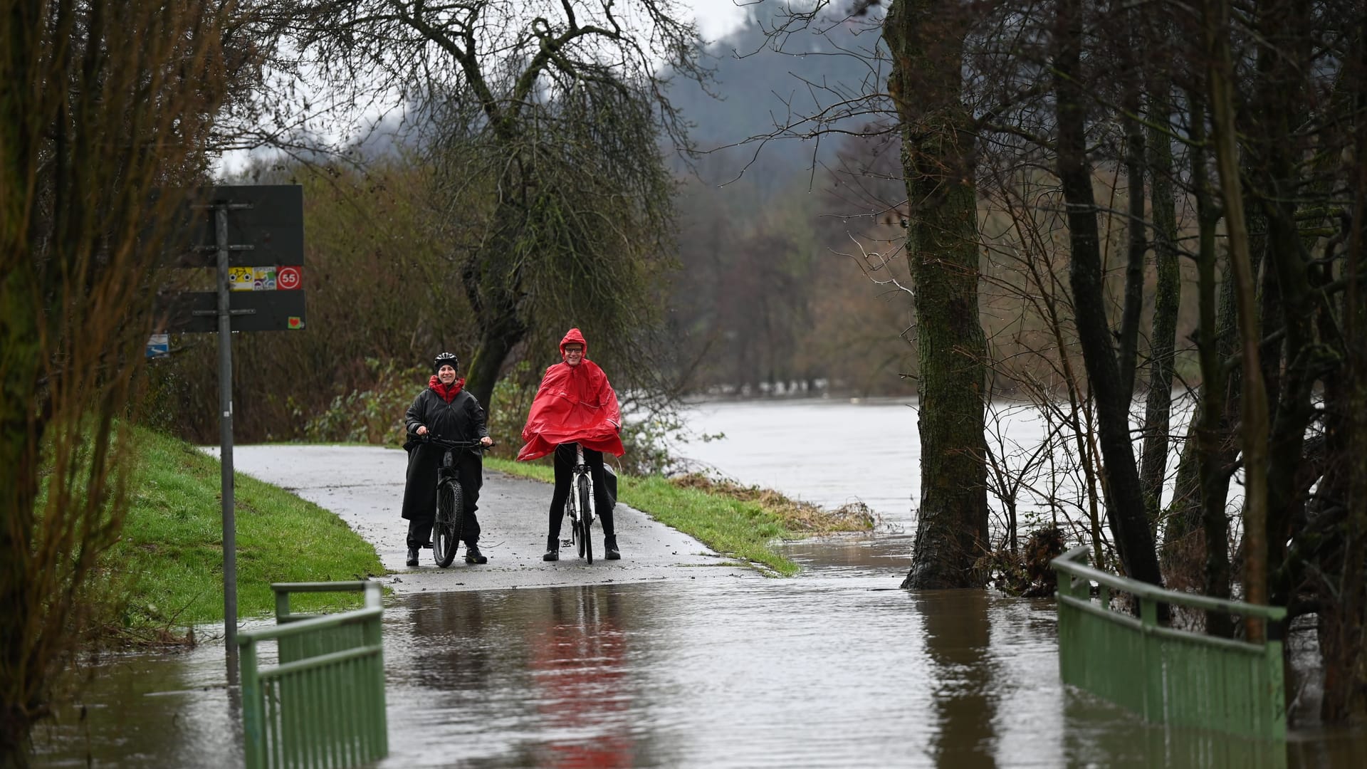 Hochwasser in Deutschland: Welche Rechte haben Arbeitnehmer, wenn sie jetzt nicht ins Büro kommen?