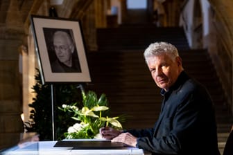Münchens Oberbürgermeister Dieter Reiter trägt sich in das Kondolenzbuch für den verstorbenen Franz Beckenbauer ein.