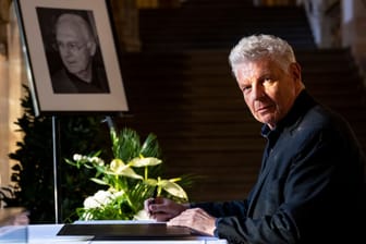 Münchens Oberbürgermeister Dieter Reiter trägt sich in das Kondolenzbuch für den verstorbenen Franz Beckenbauer ein.