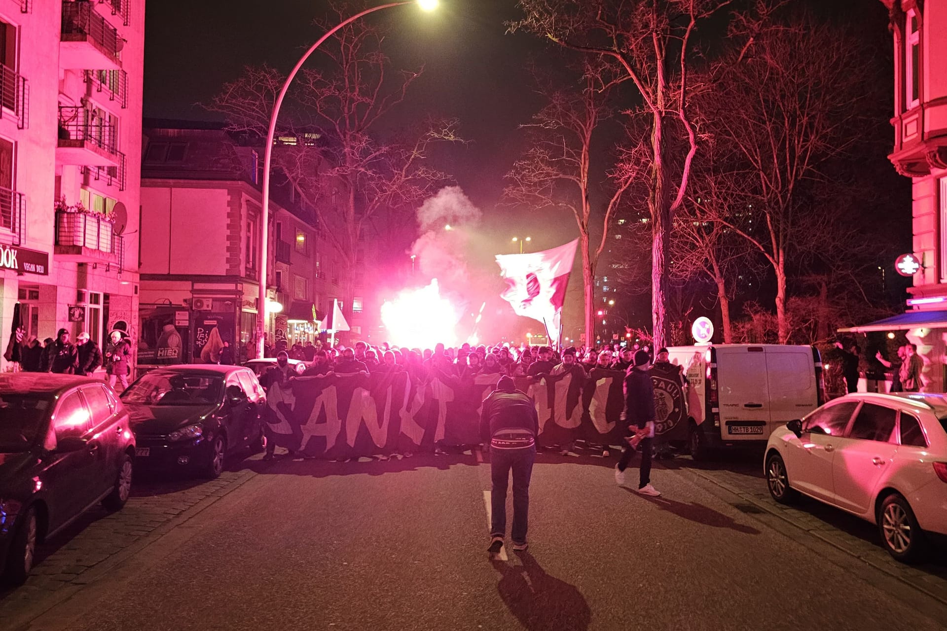 Rund 1500 Ultras des FC. St. Pauli starteten am U-Bahnhof Schlump ihren Fanmarsch zum Millerntor Stadion.