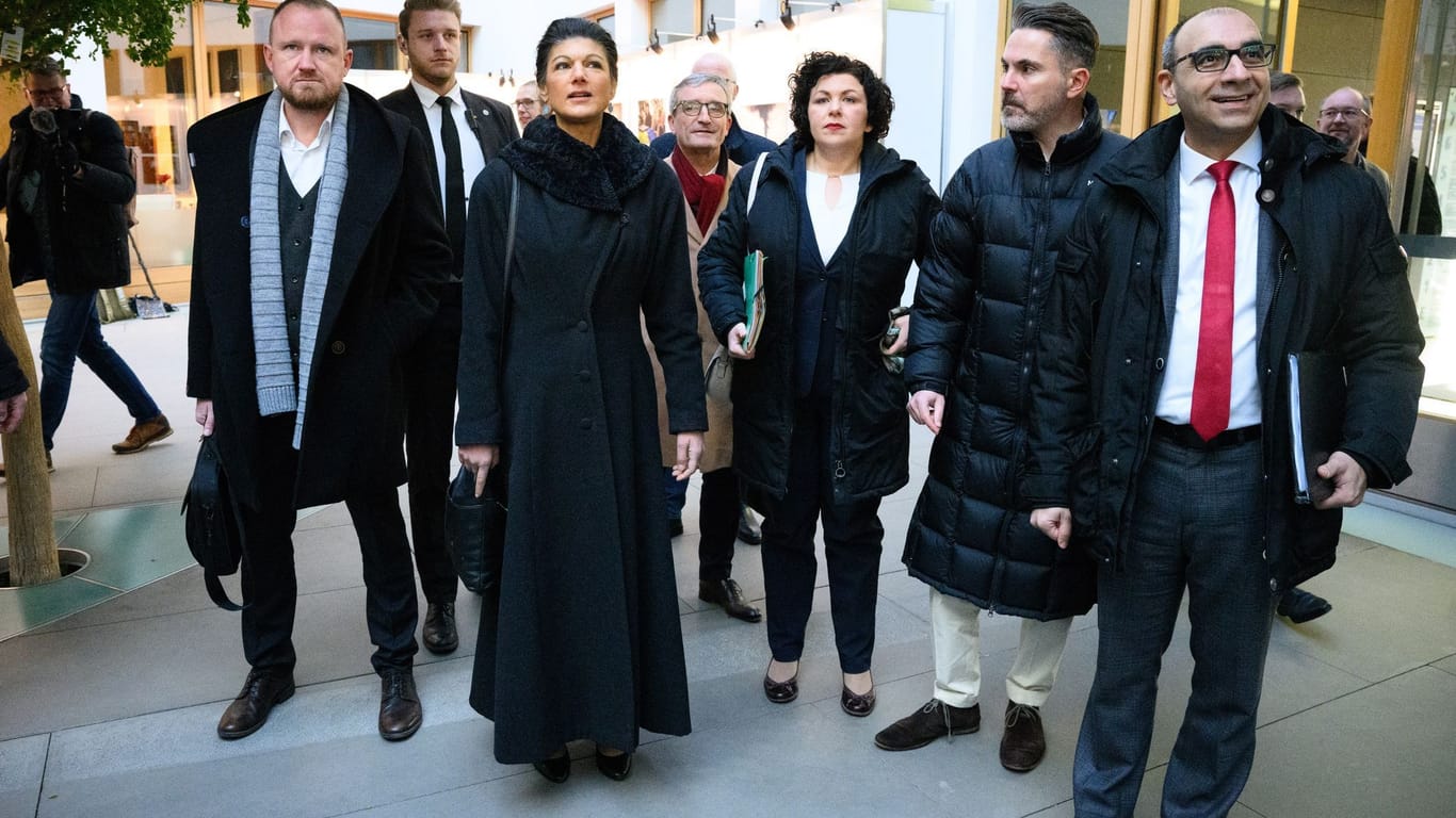 Berlin: Sahra Wagenknecht (3.v.l.) kommt zusammen mit Christian Leye (l-r), Thomas Geisel, Amira Mohamed Ali, Fabio de Masi und Shervin Haghsheno in die Bundespressekonferenz.