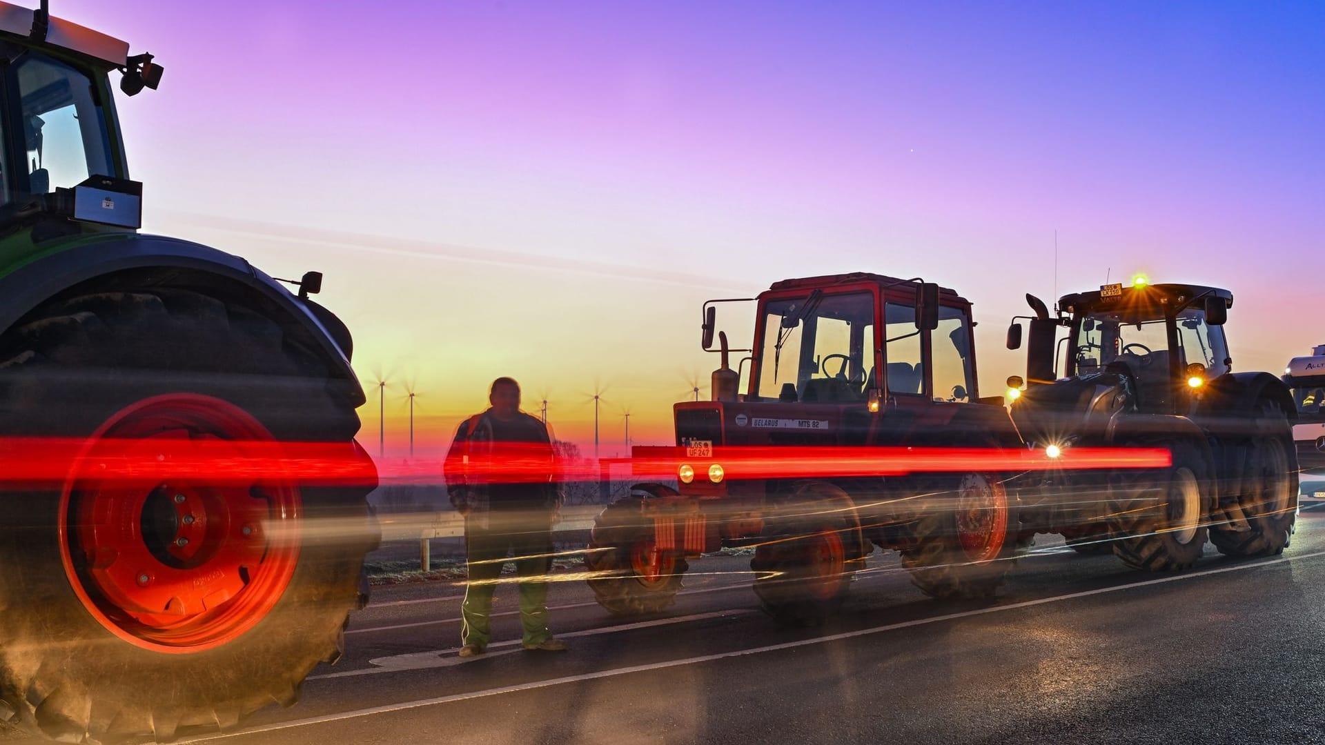 Landwirte auf der Autobahn: Als Reaktion auf die Sparpläne der Bundesregierung hat der Bauernverband zu einer Aktionswoche mit Kundgebungen und Sternfahrten aufgerufen.