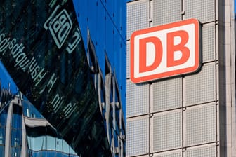 DB-Logo (Symbolbild): Trotz Kritik bekommen die Vorstände der Deutschen Bahn Bonuszahlungen in Millionenhöhe ausgezahlt.