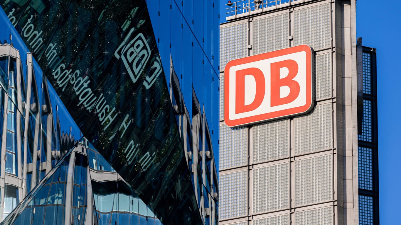 DB-Logo (Symbolbild): Trotz Kritik bekommen die Vorstände der Deutschen Bahn Bonuszahlungen in Millionenhöhe ausgezahlt.