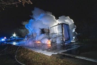 Lichterloh stand der Lastwagen am Montagmorgen in Flammen: Die Feuerwehr löschte darauf unter Atemschutz.