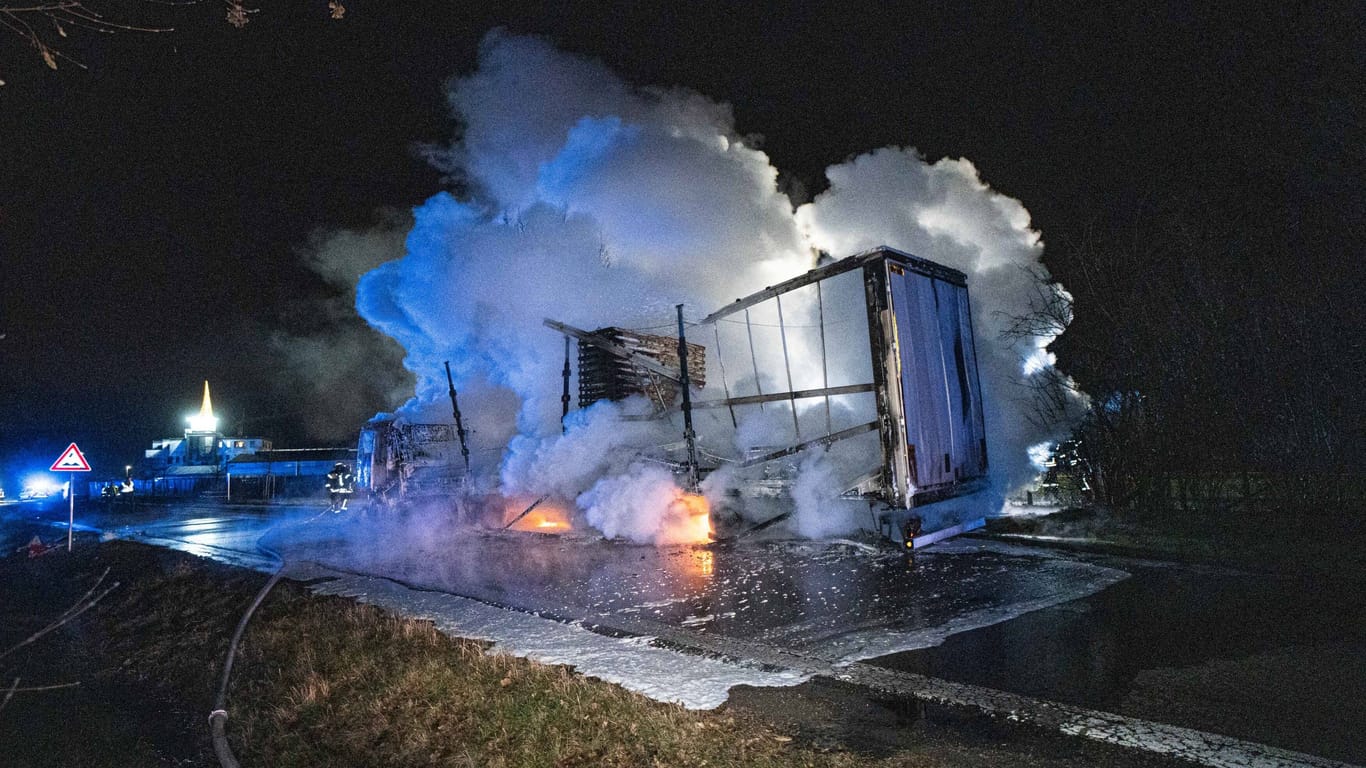 Lichterloh stand der Lastwagen am Montagmorgen in Flammen: Die Feuerwehr löschte darauf unter Atemschutz.