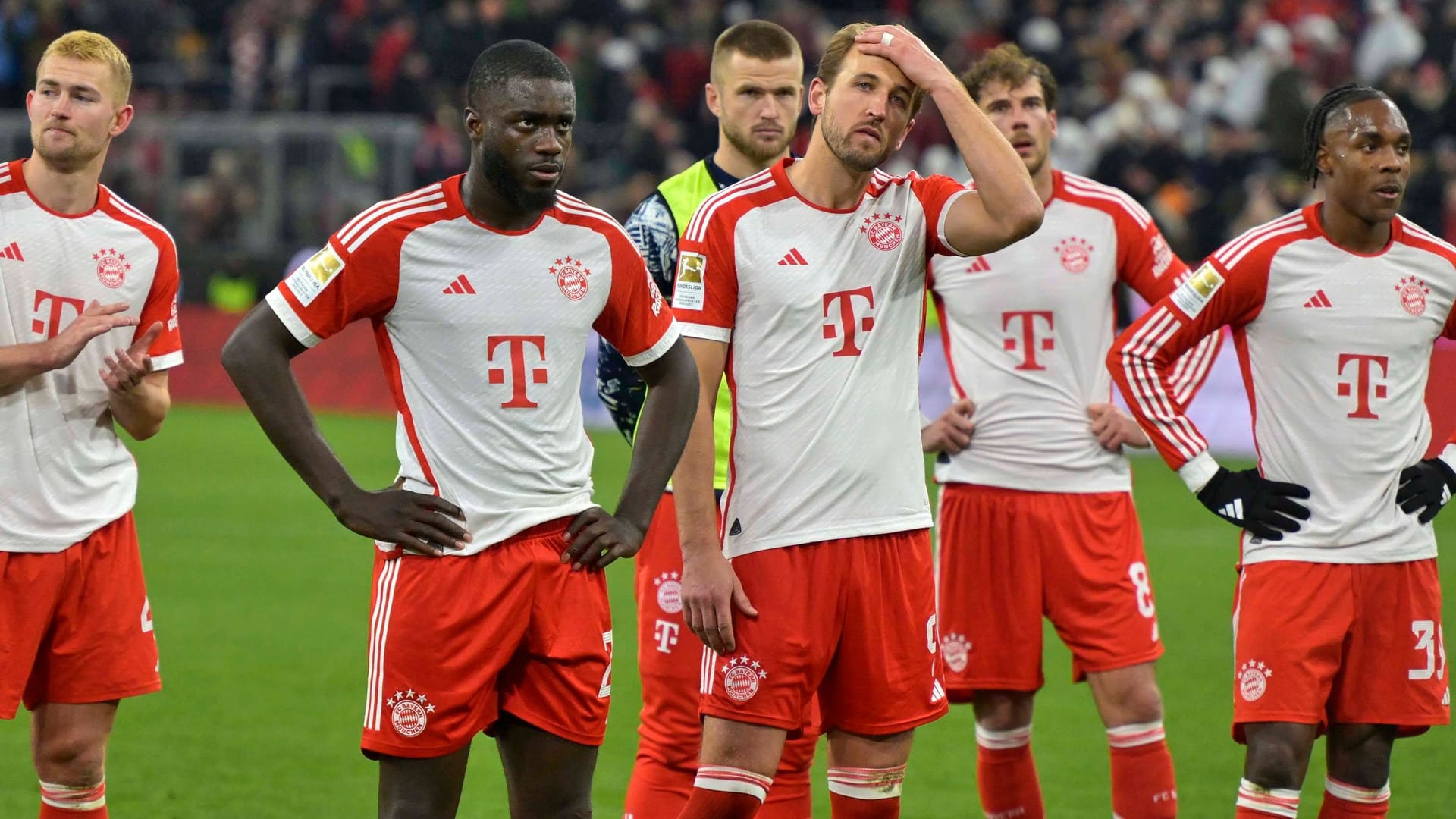 Der FC Bayern verliert mit 0:1 gegen Werder Bremen und muss damit einen überraschenden Rückschlag im Kampf um die Meisterschaft hinnehmen. Das Team des Rekordmeisters enttäuscht dabei nahezu komplett. Harry Kane taucht fast komplett ab, beim Gegentor sieht ein Star amateurhaft aus. Die Einzelkritik.