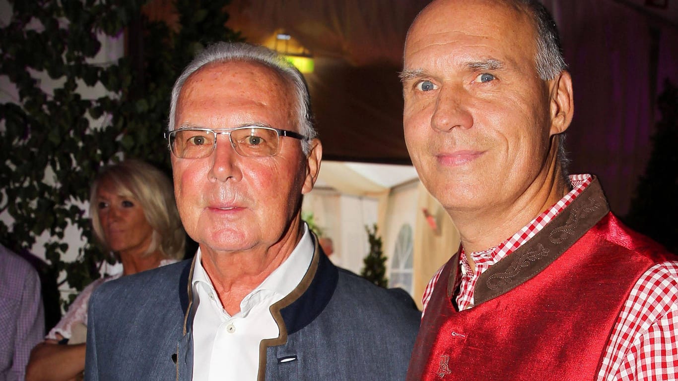 Franz Beckenbauer und sein Sohn Thomas Beckenbauer: Hier posieren sie 2017 beim Kaiser-Cup in Bayern.