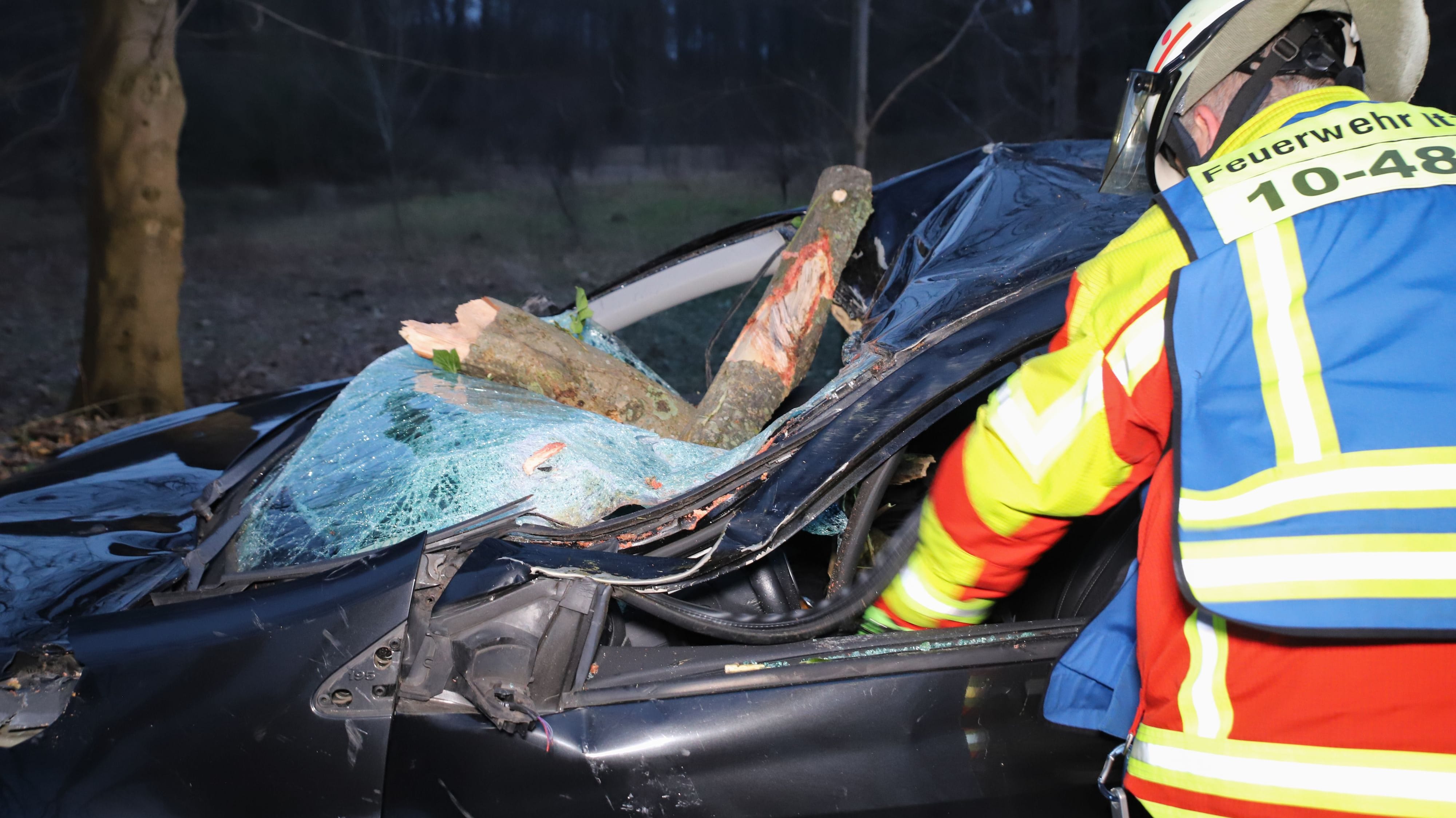 Sturm-Unfall in Itzehoe: Baum kracht auf Auto – Fahrerin überlebt knapp