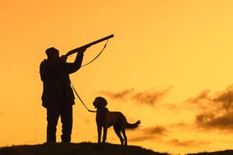 Jäger auf der Jagd (Symbolbild): Ein Jäger wurde auf der Jagd tödlich verletzt.