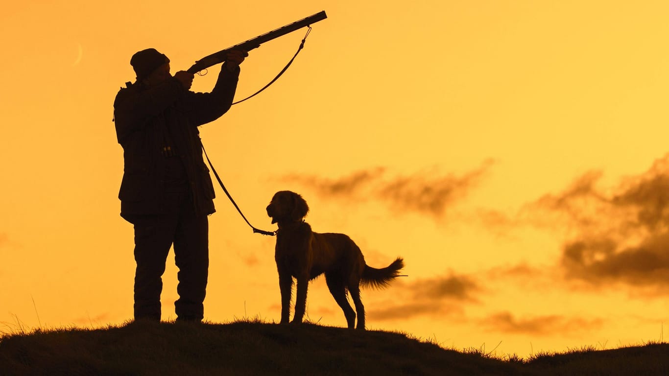 Jäger auf der Jagd (Symbolbild): Ein Jäger wurde auf der Jagd tödlich verletzt.