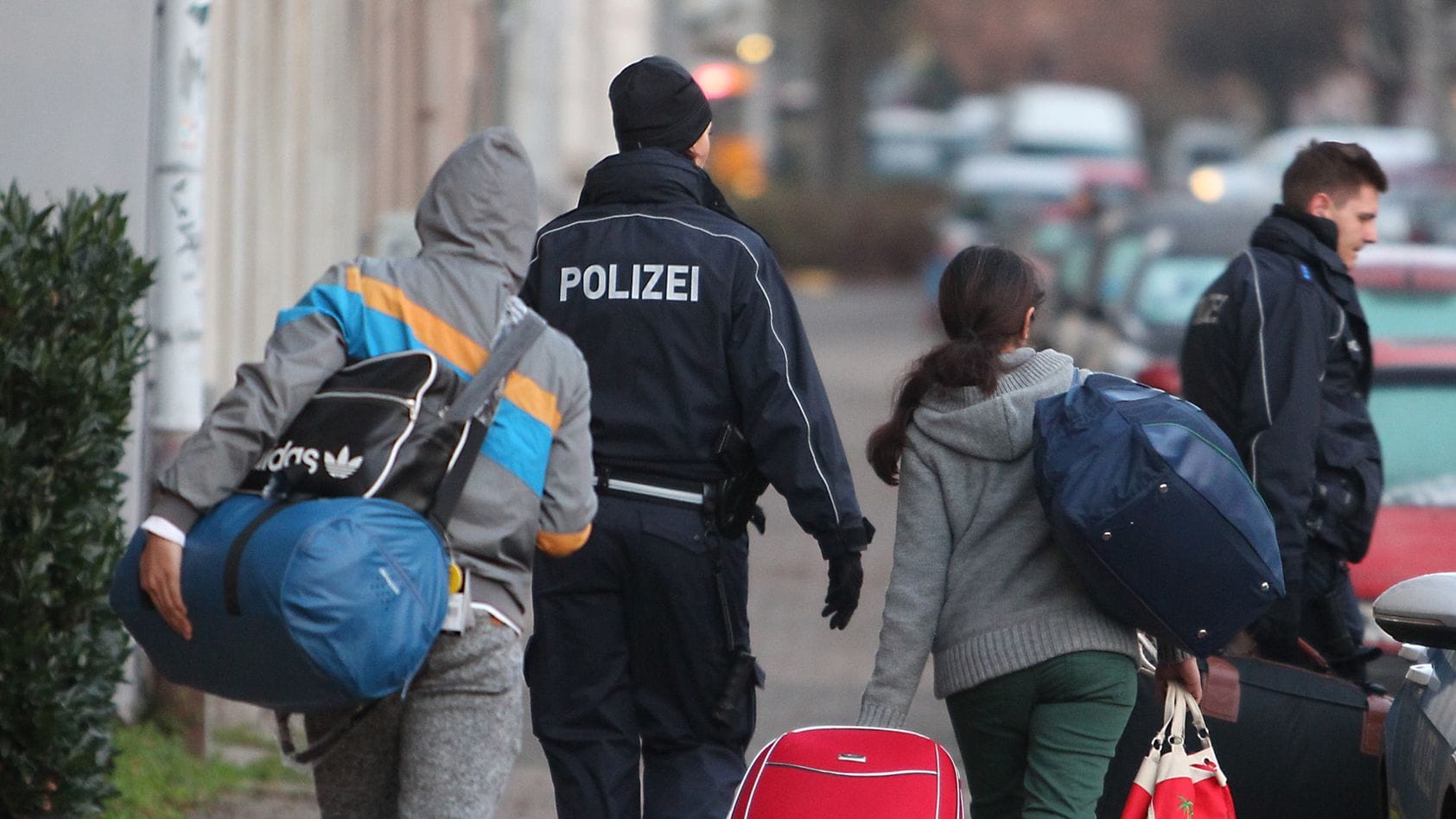 Die Polizei holt abgelehnte Asylbewerber zum Transport zum Flughafen ab (Symbolbild): Die Bundesregierung hat den Ordnungshütern mehr Befugnisse beim Abschieben zugestanden.