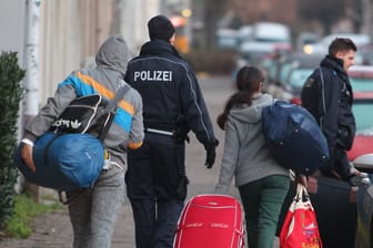 Die Polizei holt abgelehnte Asylbewerber zum Transport zum Flughafen ab (Symbolbild): Die Bundesregierung hat den Ordnungshütern mehr Befugnisse beim Abschieben zugestanden.