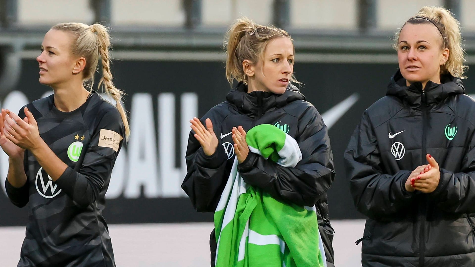 Professionell: Merle Frohms (l.) und ihre VfL- und DFB-Kolleginnen Kathy Hendrich (m.) und Lena Lattwein können vom Fußballspielen leben.