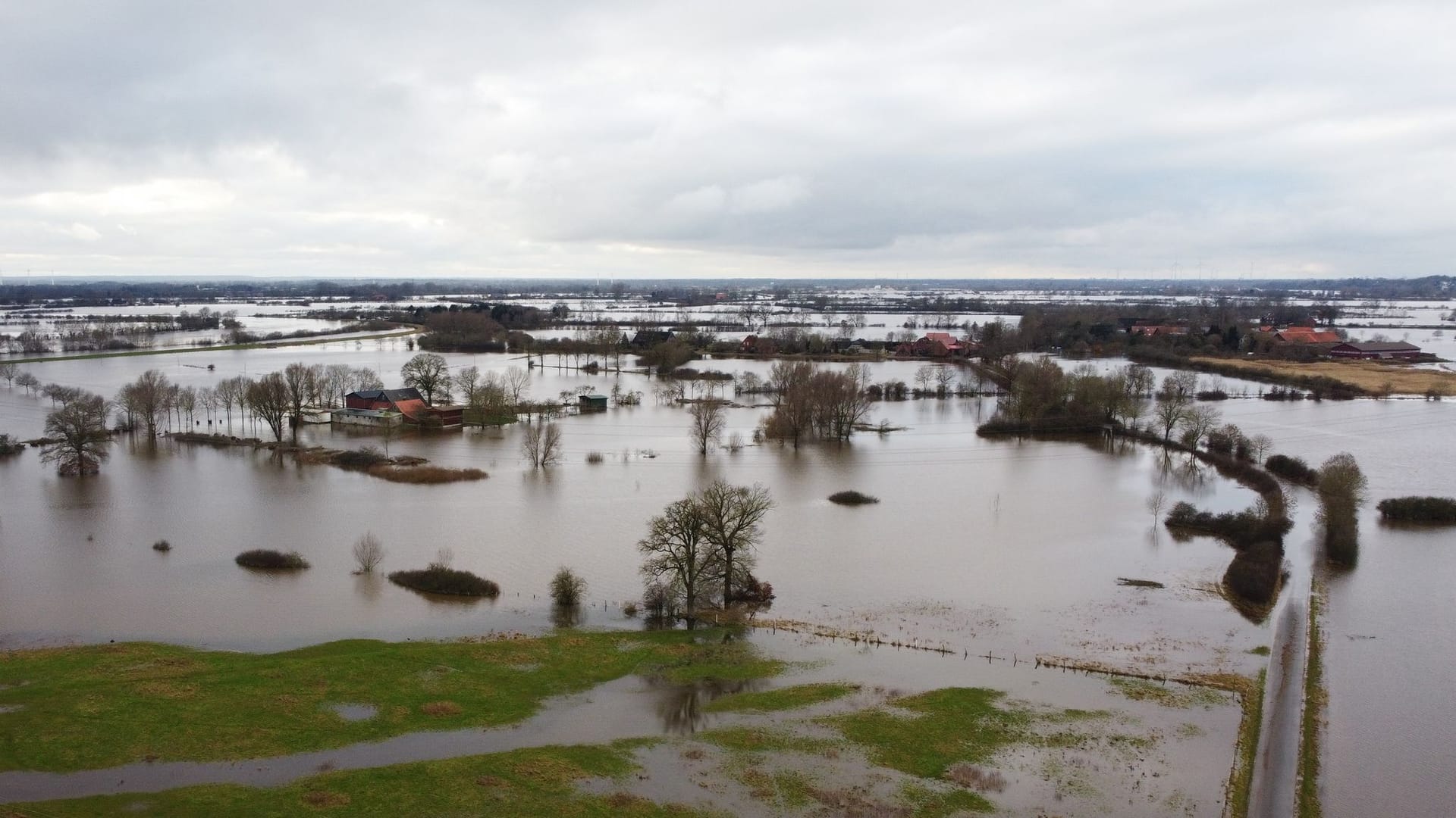 Höfe und Gebäude der kleinen Ortschaft Hagen-Grinden im Landkreis Verden sind vom Wasser umgeben (Archivbild): Das Hochwasser richtete massive Schäden an.