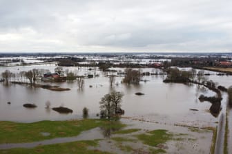 Höfe und Gebäude der kleinen Ortschaft Hagen-Grinden im Landkreis Verden sind vom Wasser umgeben (Archivbild): Das Hochwasser richtete massive Schäden an.