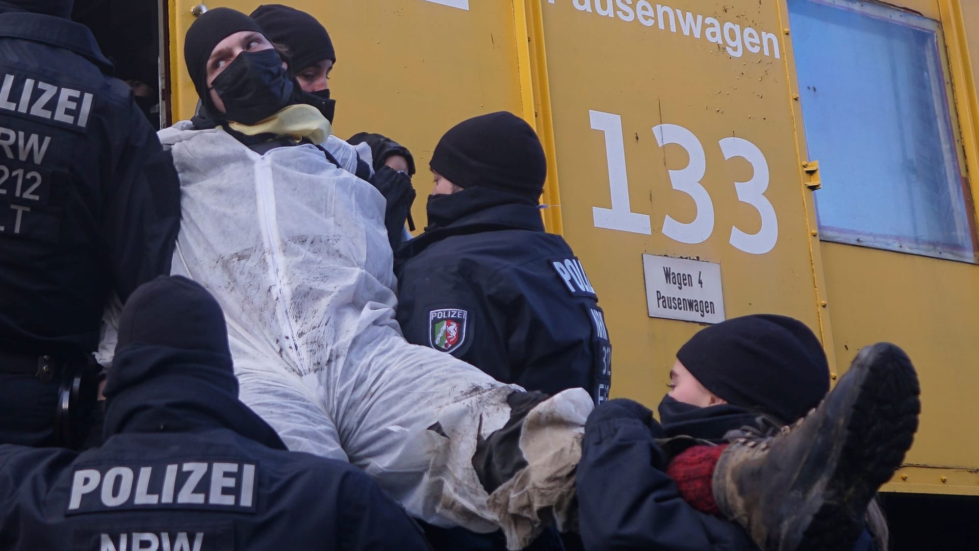 Blockade der Kohlebahn am Kraftwerk Neurath (Archivbild): Eine Aktion der Gruppe Ende Gelände.