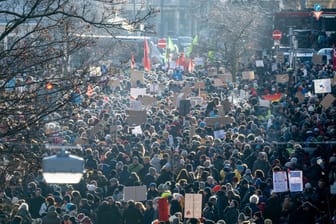 Tausende Menschen haben am vergangenen Samstag am Willy-Brandt-Platz in Nürnberg gegen rechts und die AfD demonstriert: Die nächste Demonstration musste verschoben werden.