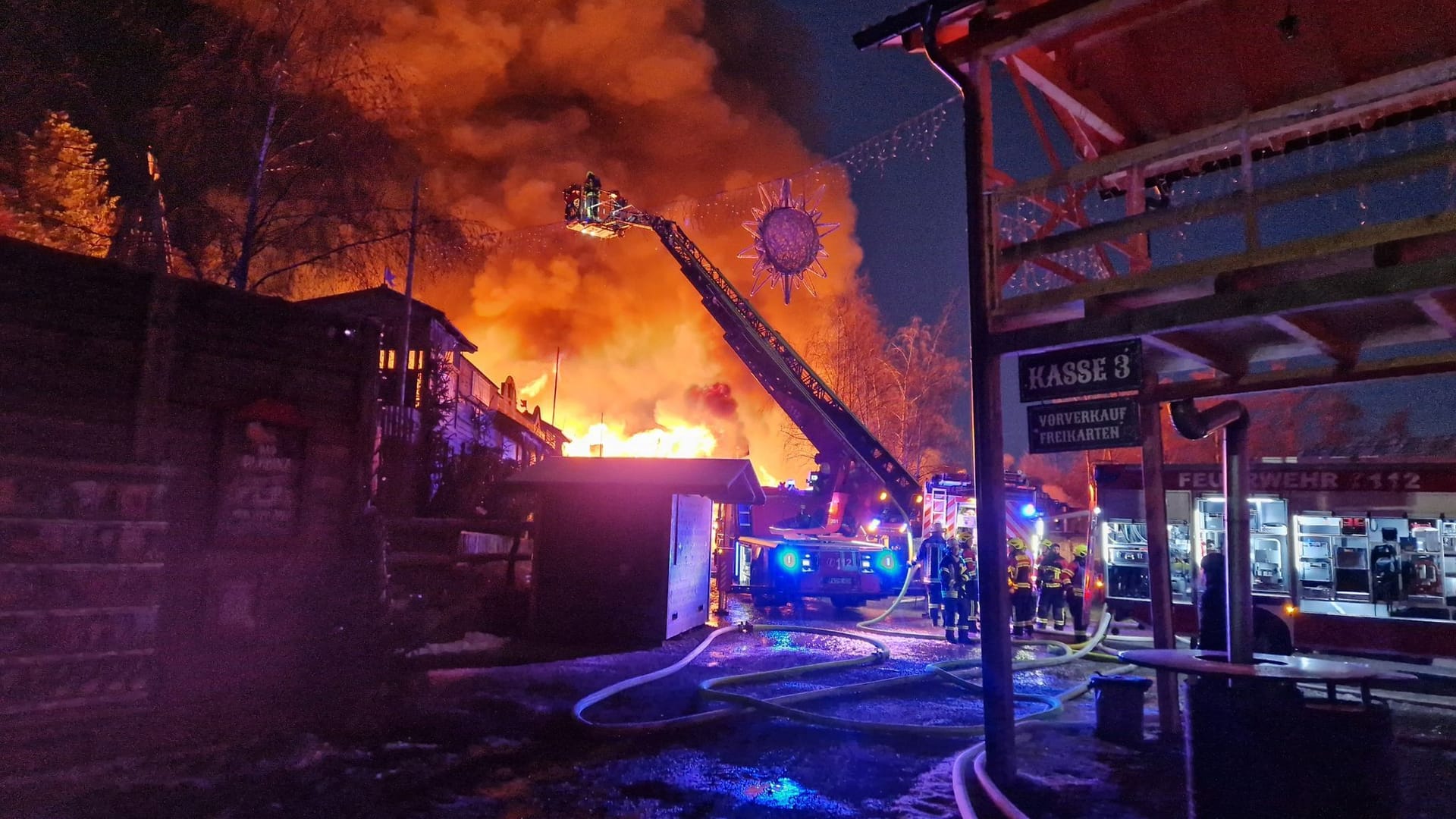 21.01.2024, Bayern, Eging am See: Feuerwehrleute löschen einen Brand in der Westernstadt Pullman City. In dem Freizeitpark Westernstadt Pullman City in Eging am See in Bayern ist am Sonntagmorgen ein Feuer ausgebrochen. Mehrere Gebäude in Holzbauweise wie Saloons stehen entlang der sogenannten Main Street in Vollbrand, wie die Polizei am Sonntagmorgen mitteilte. Die Polizei geht nach ersten Schätzungen von einem Millionenschaden aus. Foto: Helmut Degenhart/zema-medien.de/dpa +++ dpa-Bildfunk +++