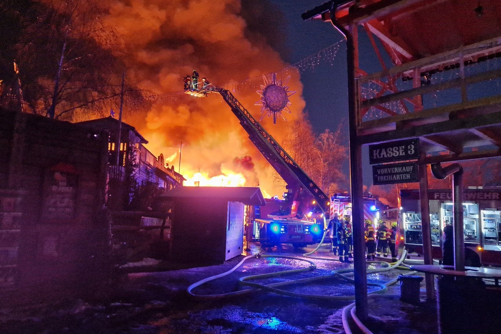 21.01.2024, Bayern, Eging am See: Feuerwehrleute löschen einen Brand in der Westernstadt Pullman City. In dem Freizeitpark Westernstadt Pullman City in Eging am See in Bayern ist am Sonntagmorgen ein Feuer ausgebrochen. Mehrere Gebäude in Holzbauweise wie Saloons stehen entlang der sogenannten Main Street in Vollbrand, wie die Polizei am Sonntagmorgen mitteilte. Die Polizei geht nach ersten Schätzungen von einem Millionenschaden aus. Foto: Helmut Degenhart/zema-medien.de/dpa +++ dpa-Bildfunk +++