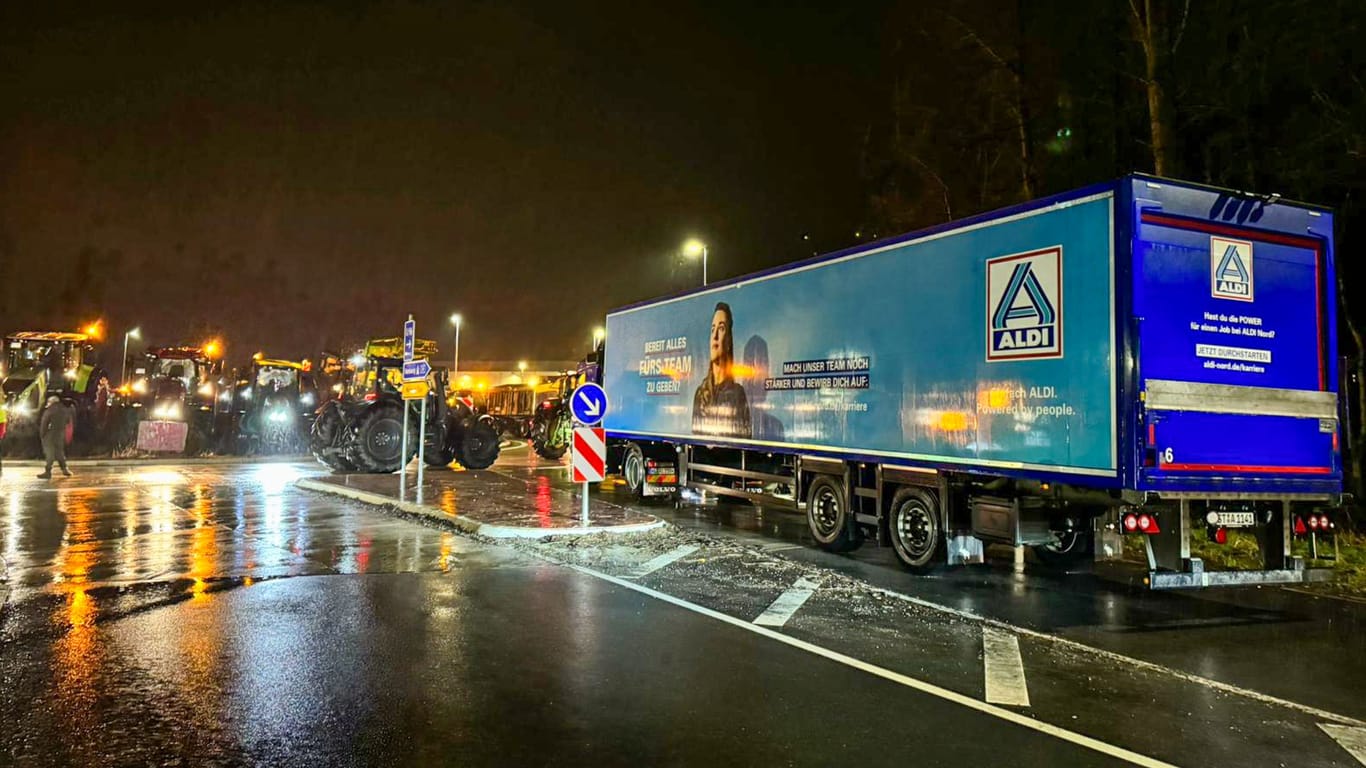 Traktoren versperren Zufahrtswege zu einem Aldi-Lager im Landkreis Harburg: Die Blockaden wurden erst am Montagmittag aufgelöst.