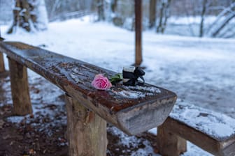 Eine Bank im Frankfurter Stadtwald: Offenbar wurden am Fundort schon eine Blume und eine Kerze abgelegt.