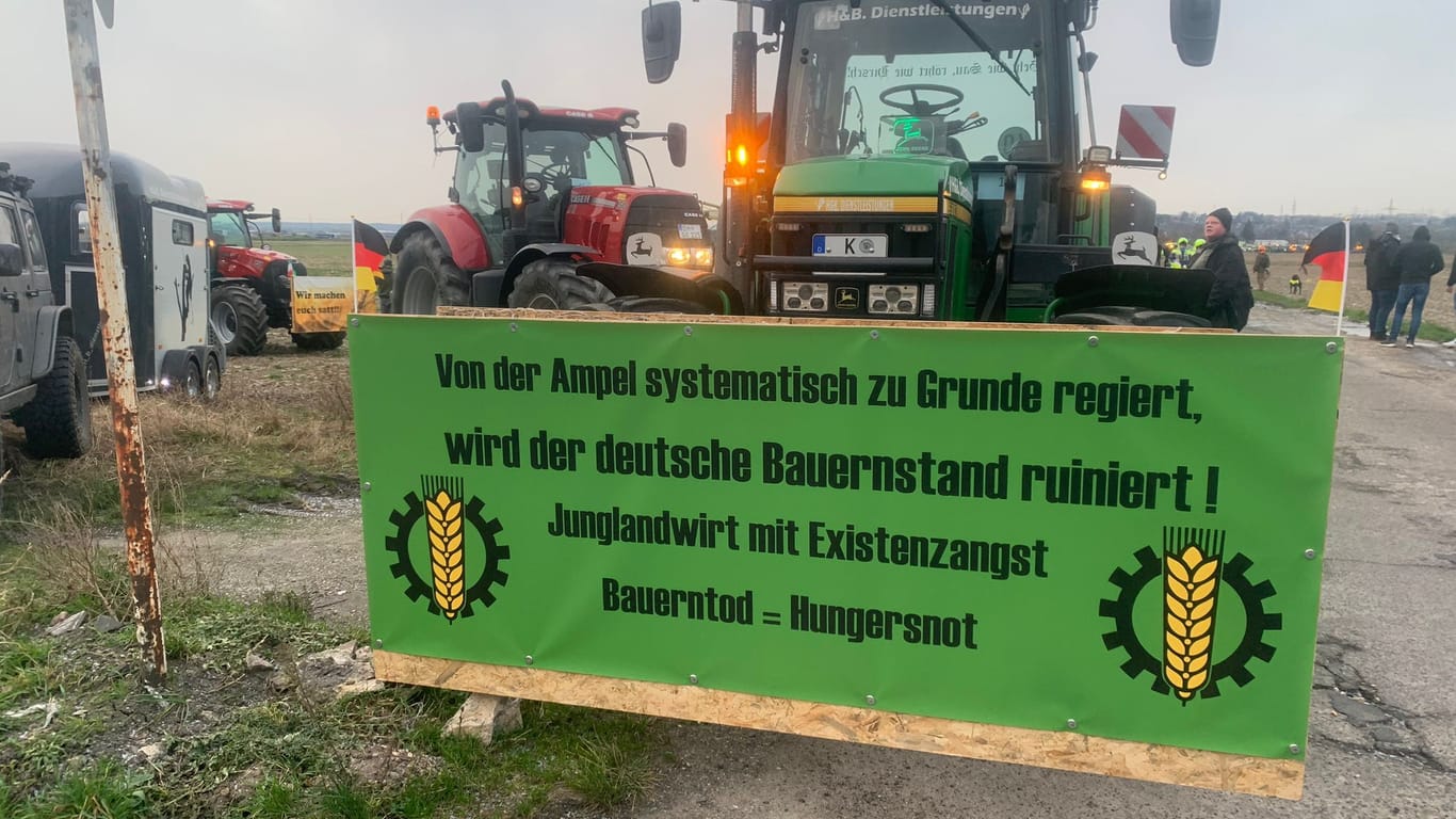 Ein Traktor in der Nähe der Autobahnzufahrt am Eifeltor: Landwirte fordern ein Ende der Ampel-Regierung.