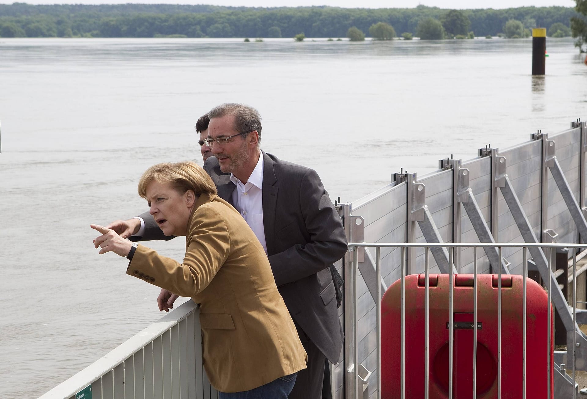 Die damalige Bundeskanzlerin Angela Merkel informiert sich im Jahr 2010 über die Situation des Oderhochwassers in der Region Frankfurt (Oder).