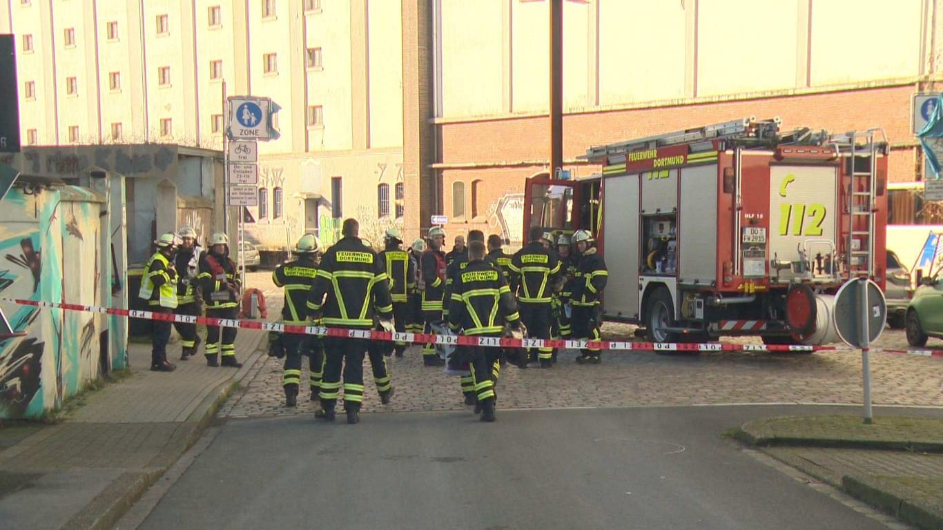 Feuerwehrleute am Dortmunder Hafen: Mit Drohne und Wärmebildkamera wurde der Silo erkundet.