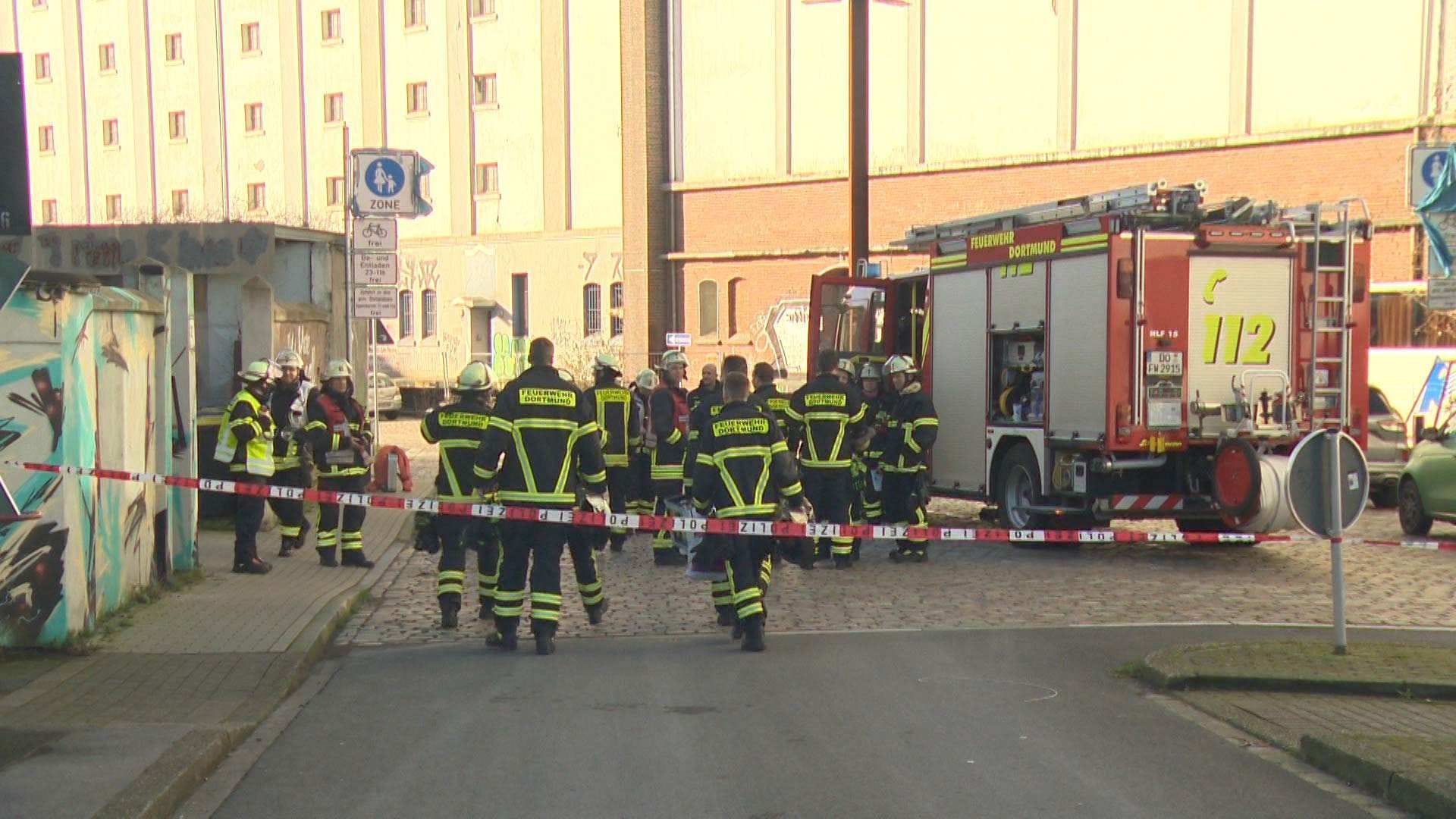 Feuerwehrleute am Dortmunder Hafen: Mit Drohne und Wärmebildkamera wurde der Silo erkundet. Feuerwehrleute am Dortmunder Hafen: Mit Drohne und Wärmebildkamera wurde der Silo erkundet.