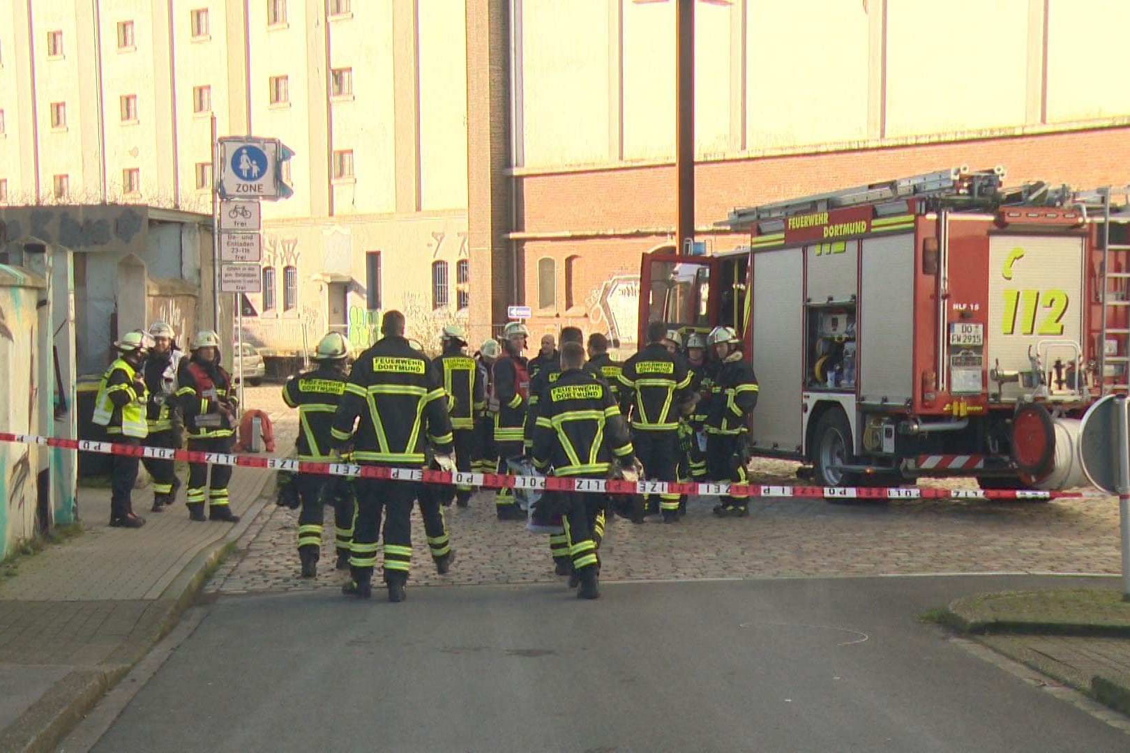 Feuerwehrleute am Dortmunder Hafen: Mit Drohne und Wärmebildkamera wurde der Silo erkundet.