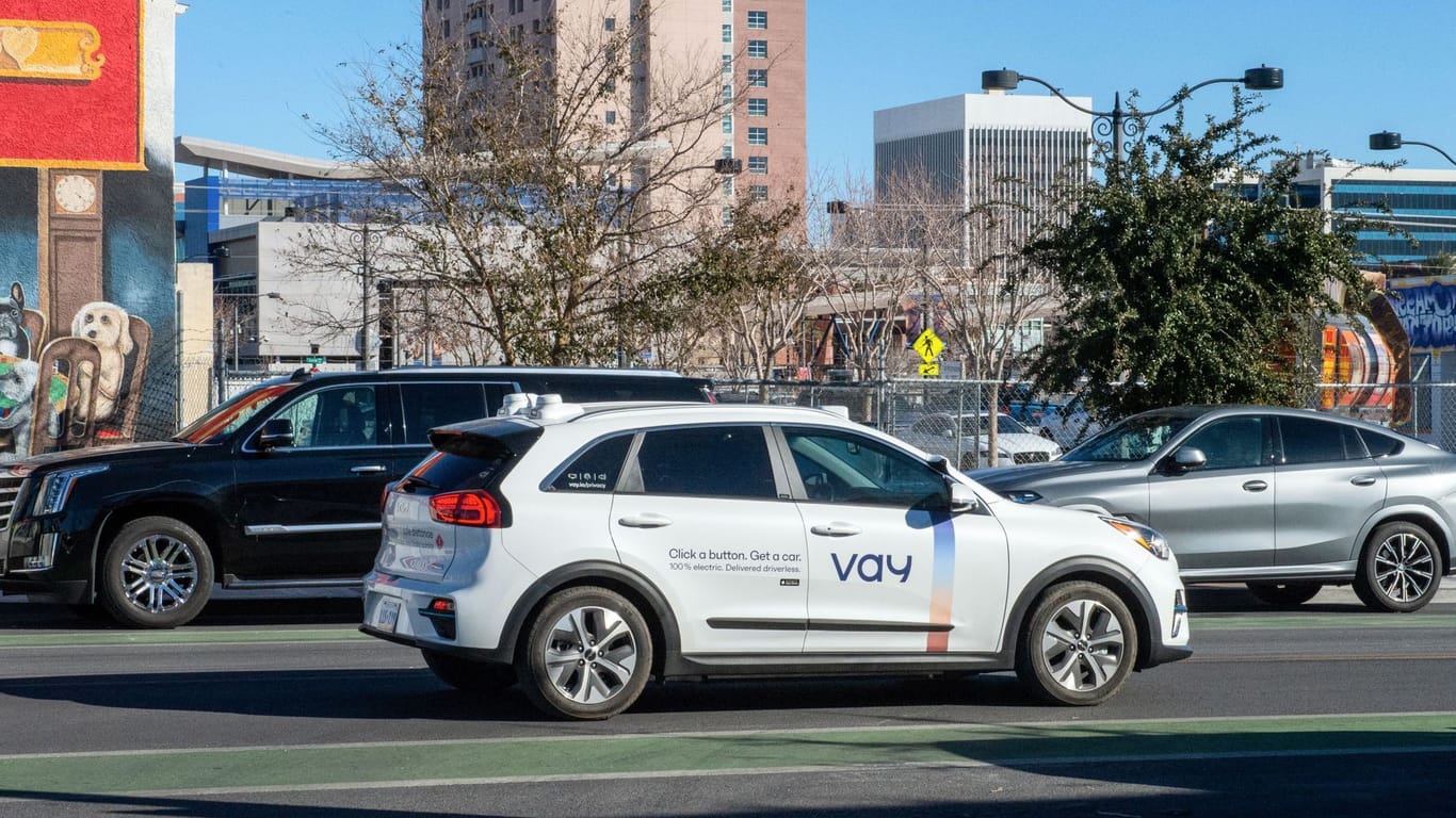 Ein Auto von Vay auf einer Straße in Las Vegas: Die Firma will Mietwagen ferngesteuert zu den Kunden bringen.