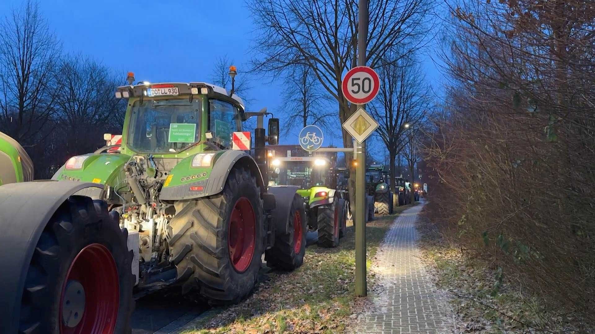 Am Sammelpunkt an der Uni in Dortmund trafen sich Landwirte aus der Region.