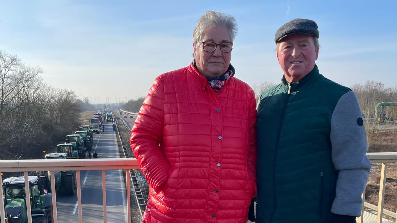 Bauernprotest am 8. Januar: Das Rentnerpaar Ursel und Bernd (v.l.n.r.) wohnen in Halle-Neustadt und besuchen die Traktor-Kolonne auf der B80.