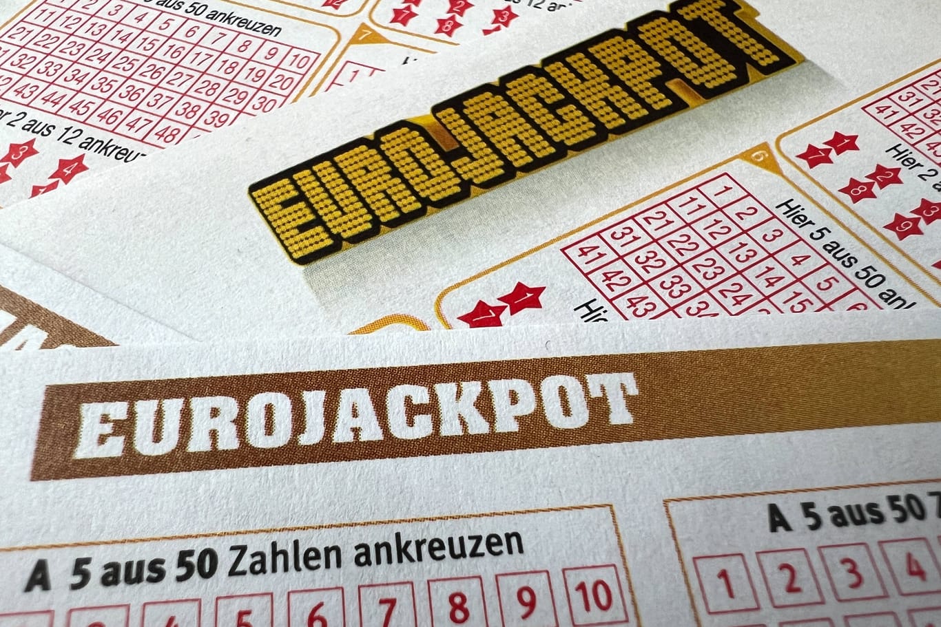 Tippschein des Eurojackpots (Symbolfoto): In Hamburg hat ein Unbekannter den großen Jackpot knapp verpasst.