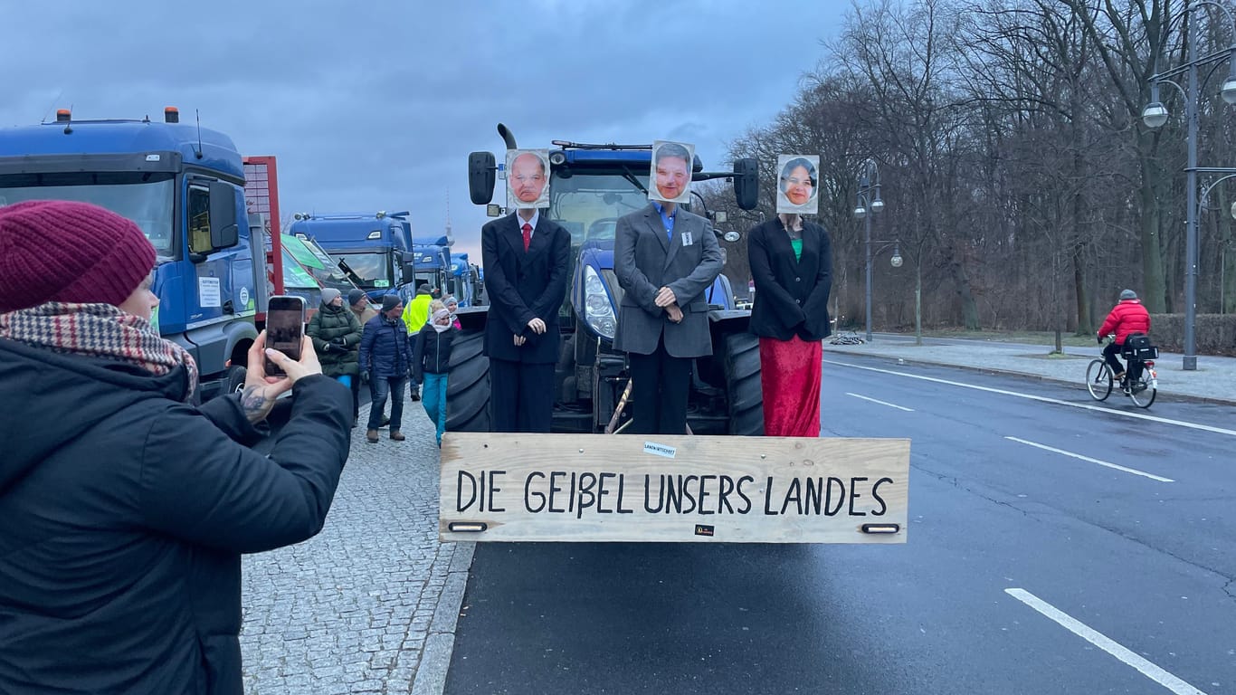 Traktor auf der Demo in Berlin: Die Puppen stehen für Minister der Ampel-Regierung.