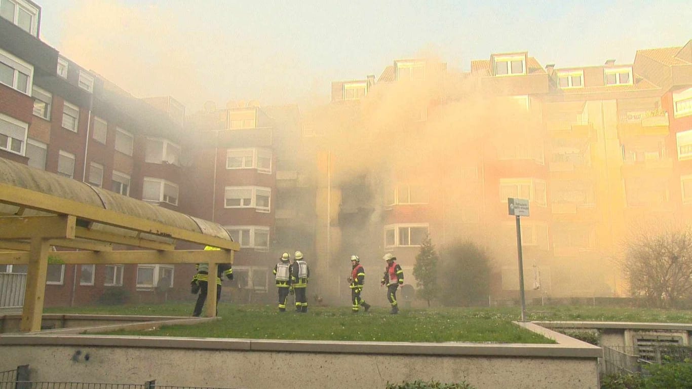 Feuerwehrleute im Wohnblock in der Dortmunder Nordstadt: Am Dienstagnachmittag ist hier ein Feuer ausgebrochen.