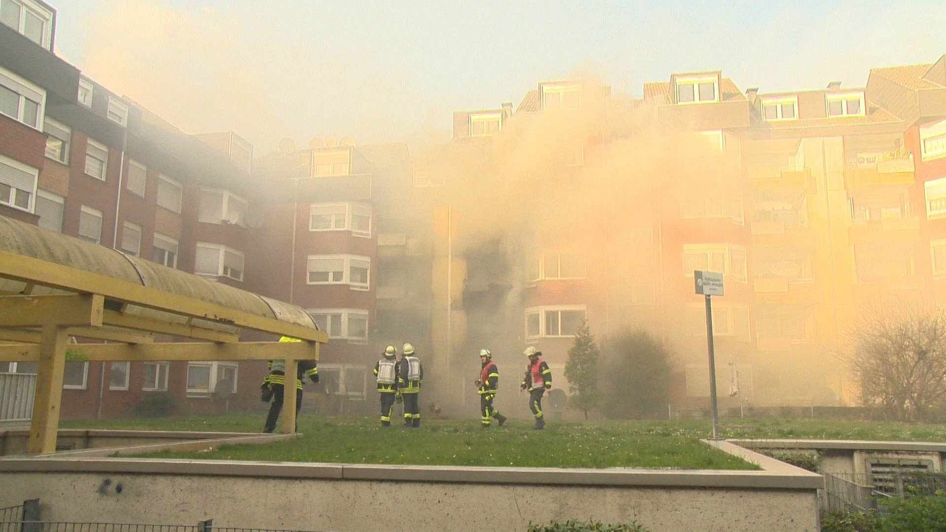 Feuerwehrleute im Wohnblock in der Dortmunder Nordstadt: Am Dienstagnachmittag ist hier ein Feuer ausgebrochen. Feuerwehrleute im Wohnblock in der Dortmunder Nordstadt: Am Dienstagnachmittag ist hier ein Feuer ausgebrochen.