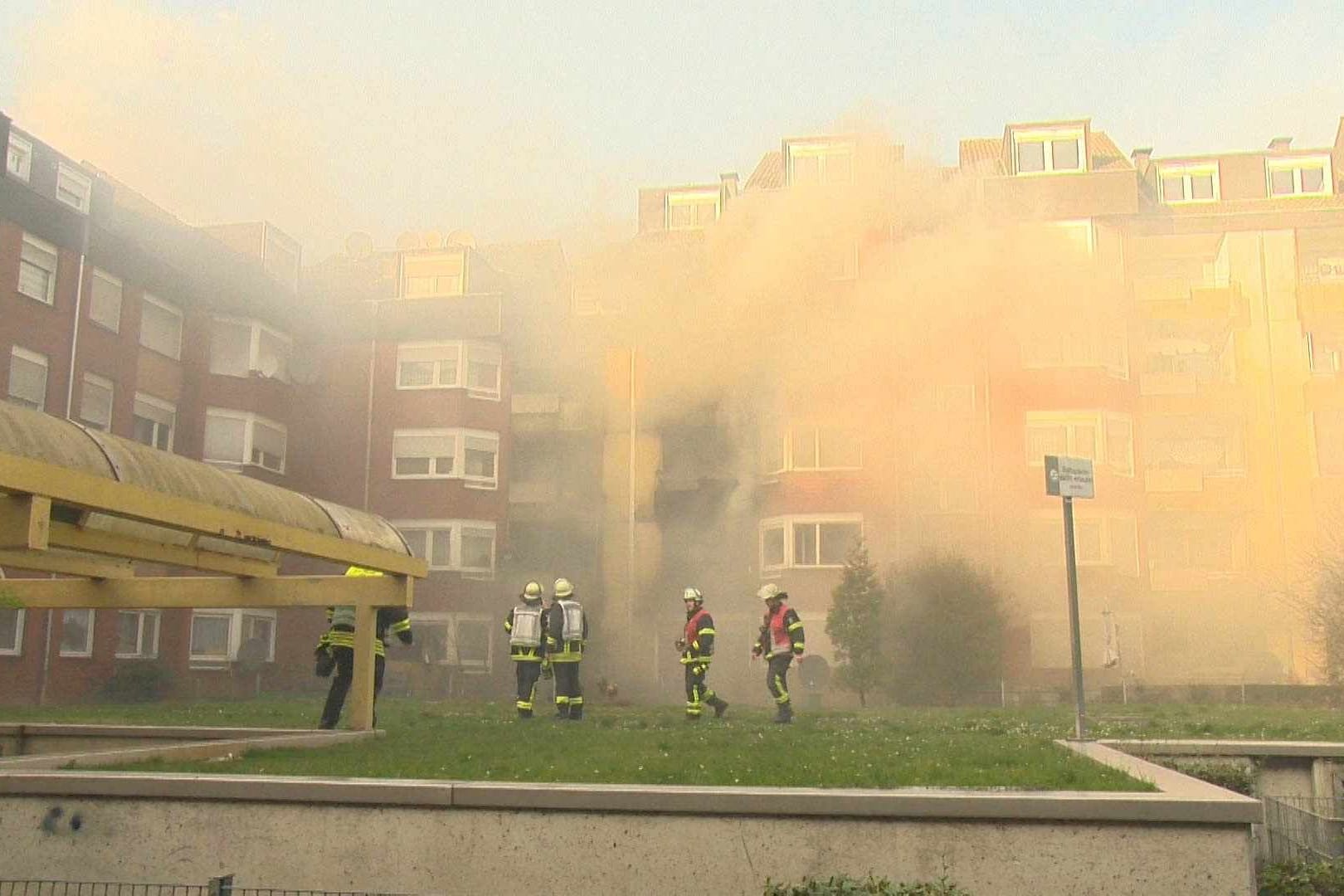Feuerwehrleute im Wohnblock in der Dortmunder Nordstadt: Am Dienstagnachmittag ist hier ein Feuer ausgebrochen.