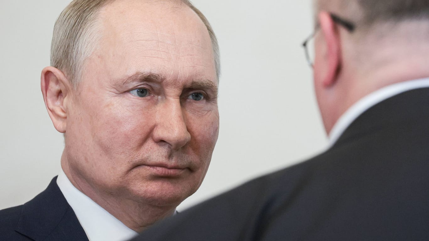 Autokrat Putin (l.) mit dem Präsidenten der russischen Bank für Entwicklung (Archivbild).