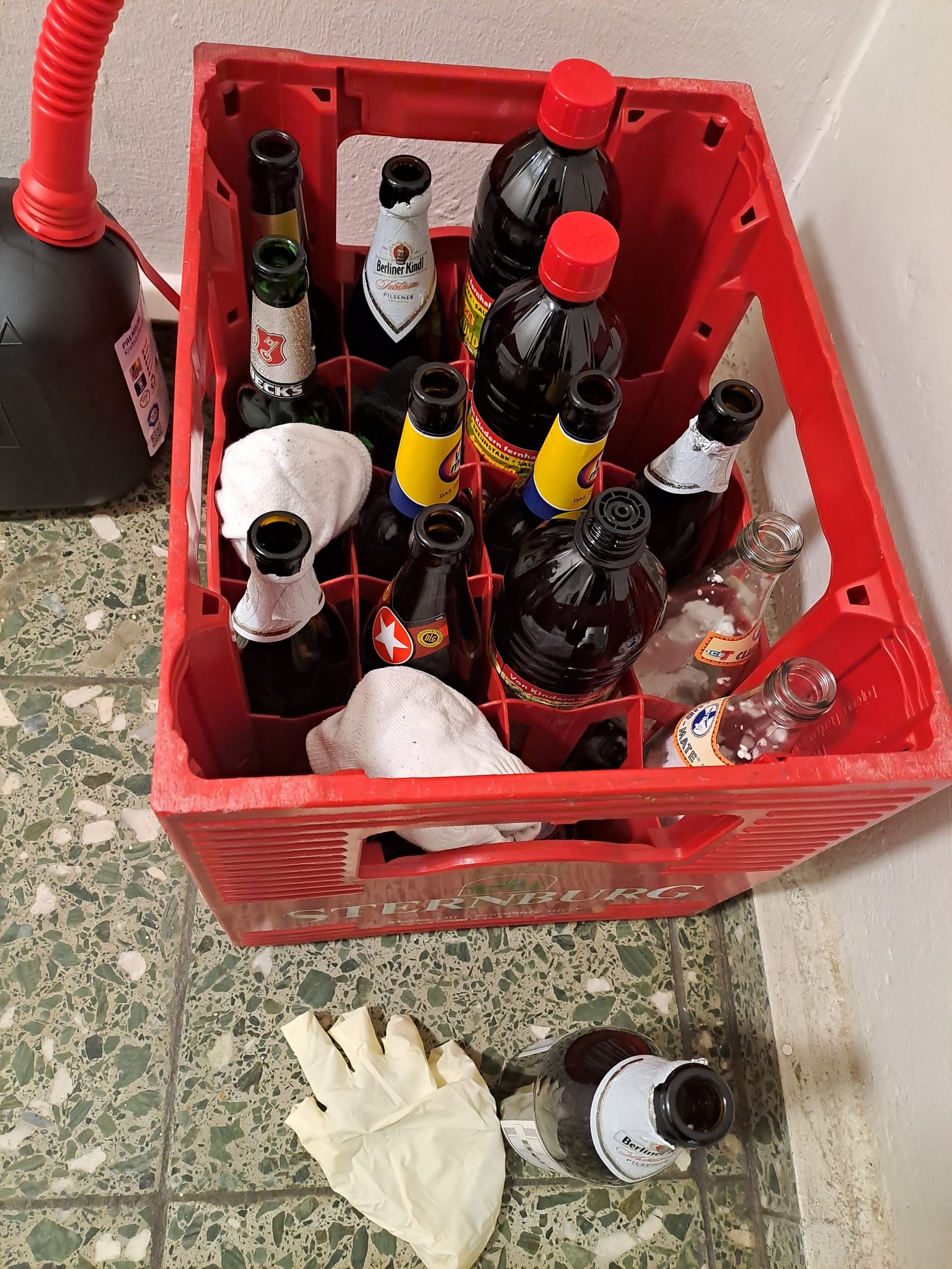 Flaschen in einem Kasten, die mit Benzin gefüllt und von der Polizei beschlagnahmt wurden.