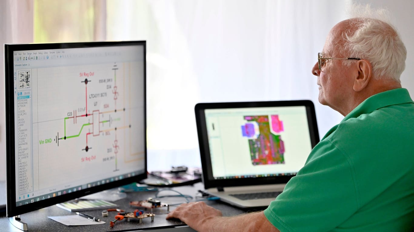 Ein Senior arbeitet in seiner Elektronik-Werkstatt im Home-Office (Symbolbild): Arbeitgeber fordern mehr Anreize für Arbeit im Alter.