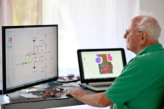 Ein Senior arbeitet in seiner Elektronik-Werkstatt im Home-Office (Symbolbild): Arbeitgeber fordern mehr Anreize für Arbeit im Alter.