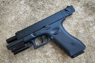 Eine Pistole vom Typ Glock 18C (Symbolbild): In Basel hat sich ein Mann bei einer Runde russisch Roulette durch den Kopf geschossen.